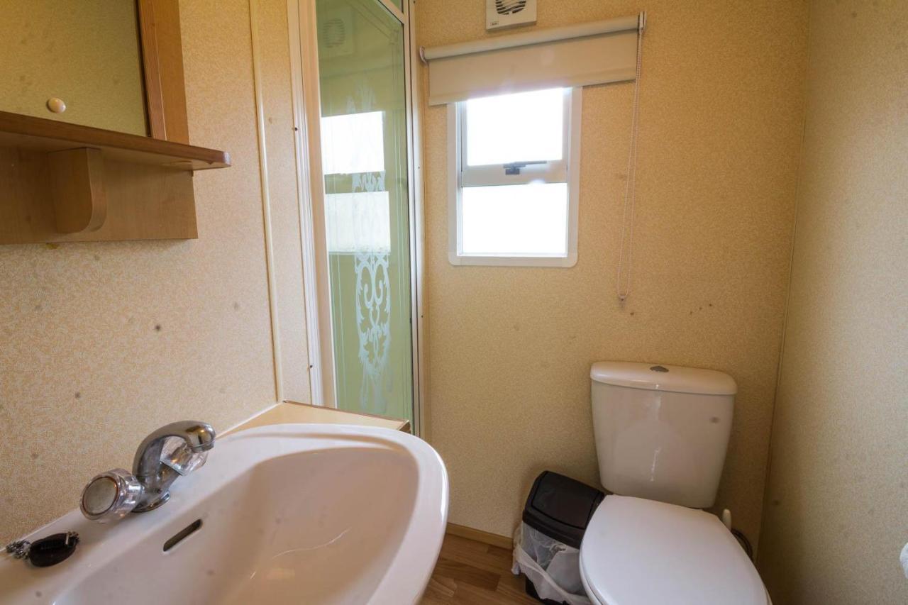 6 Berth Caravan For Hire At Manor Park Holiday Park In Norfolk Ref 23025T Ханстантон Экстерьер фото